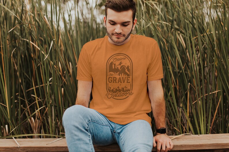 Grave Outdoors t-shirt // Halloweenfest-t-shirt // Rolig bekväm t-shirt // Vintage triblend-topp // Spöklik kyrkogård-t-shirt bild 1