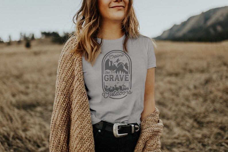 Grave Outdoors t-shirt // Halloweenfest-t-shirt // Rolig bekväm t-shirt // Vintage triblend-topp // Spöklik kyrkogård-t-shirt bild 5