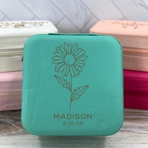 Custodia da viaggio floreale a forma di margherita, portagioie con fiori di nascita, regalo di compleanno personalizzato di aprile, regalo premuroso per la migliore amica, grazioso organizer da viaggio