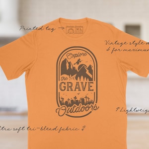 Grave Outdoors t-shirt // Halloweenfest-t-shirt // Rolig bekväm t-shirt // Vintage triblend-topp // Spöklik kyrkogård-t-shirt bild 2