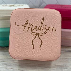 Portagioielli da viaggio con fiocco Coquette, portagioielli personalizzato, regalo per la festa nuziale, nome e design semplice con fiocco, estetica divertente e Coquette.