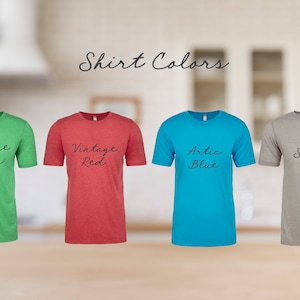Op de afbeelding: Vier T-shirts in verschillende kleuren: vintage groen, vintage rood, arctisch blauw en zilver. Alle shirts zijn met ronde hals en korte mouwen.