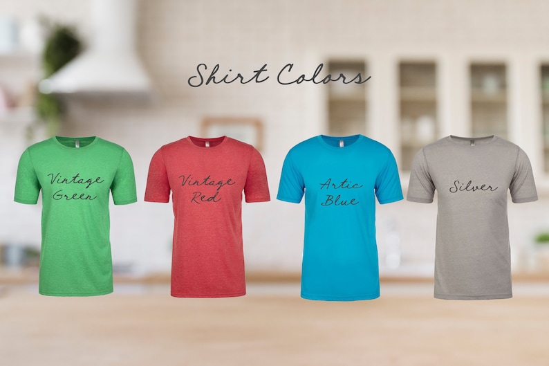 Op de afbeelding: Vier T-shirts in verschillende kleuren: vintage groen, vintage rood, arctisch blauw en zilver. Alle shirts zijn met ronde hals en korte mouwen.