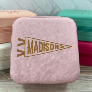 Nome in regalo con bandierina, portagioie da viaggio personale, regalo per damigella d'onore, organizer da viaggio personalizzato, design inciso al laser, regalo per cheerleader