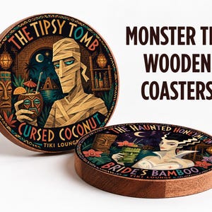 Könnte beinhalten: Zwei runde Holzuntersetzer mit farbenfrohen Illustrationen. Einer zeigt eine Mumie mit einem Kokosnussgetränk und dem Text The Tipsy Tomb und Cursed Coconut. Der andere zeigt eine Braut mit einem grünen Getränk und dem Text The Haunted Honeymoon und Bride's Bamboo.