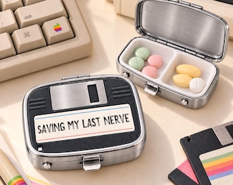 Gepersonaliseerde pillendoos in de vorm van een floppy disk, retro reispillendoos, grappige vitaminehouder, ouderwetse pillenorganizer, vintage cadeautje voor in de kerstsok