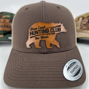 Casquette trucker chasseur d&#39;ours, casquette trucker personnalisée en cuir en forme d&#39;ours, équipement de chasse personnalisé, cadeau pour amateur de plein air, cadeau pour beau-père
