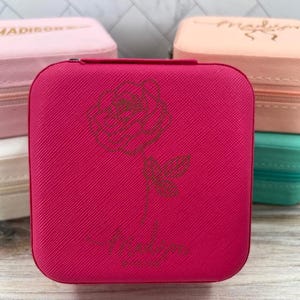Portagioie da viaggio con fiori di nascita, regalo di compleanno personalizzato con rosa di giugno, organizer da viaggio con monogramma, regalo di compleanno per lei, proposta di matrimonio per damigella d'onore