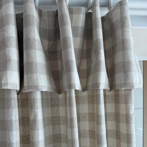 ベージュのギンガムチェック柄リネン製フラップオーバーカーテン、バッファローチェック柄の窓用ドレープ、カスタムメイドのフレンチコテージ風インテリア