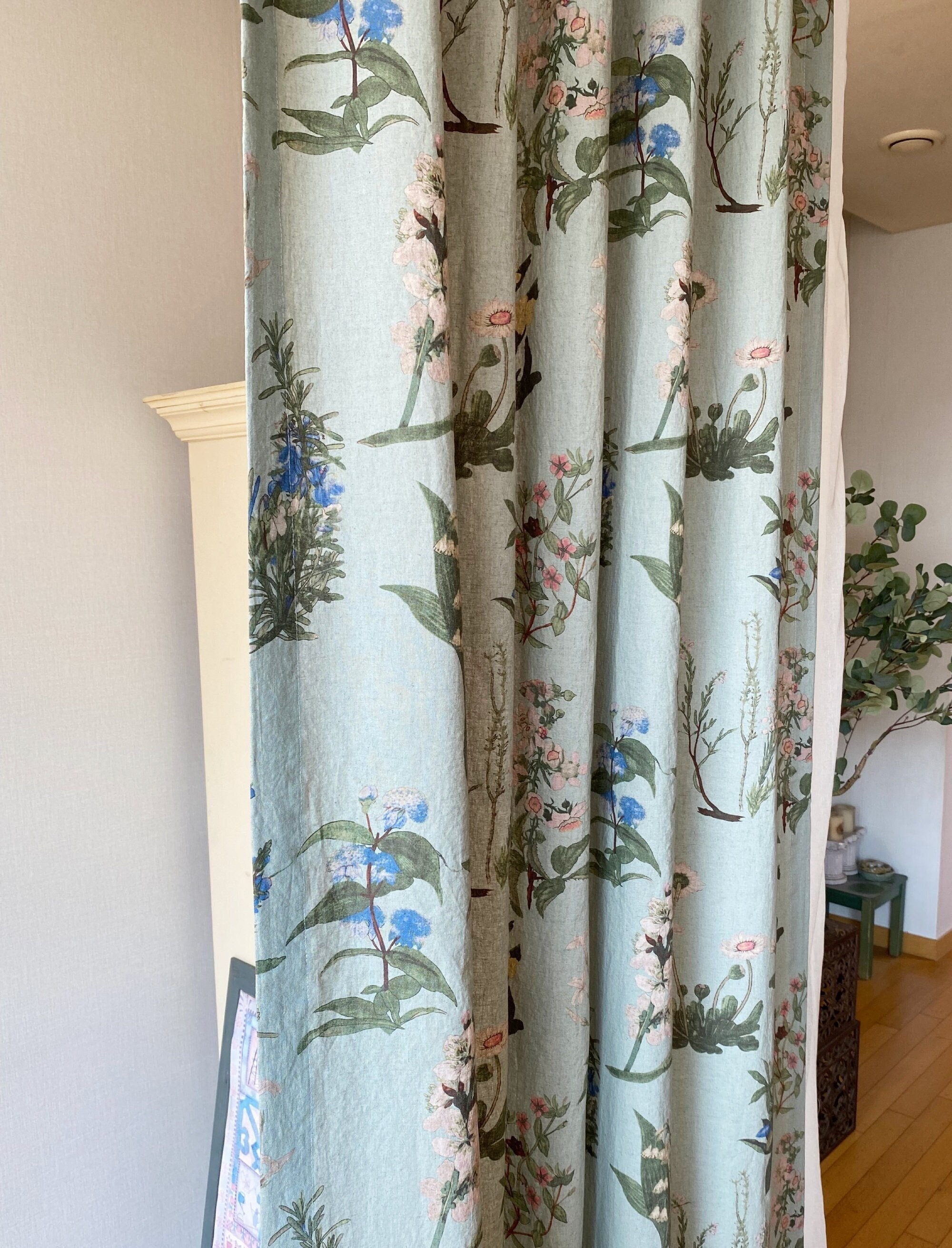 Vorhänge aus gewaschenem Leinen: Staubblaues Landhaus-Blumenmuster