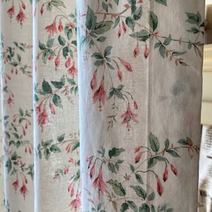Witte linnen gordijnen fuchsia bloemen tuinplanten gordijnen Franse land ditsy bloem aangepaste gordijnen woonkamer café volant set van 2