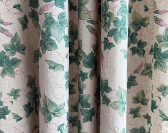 Cortinas de lino con estampado botánico de hiedra, diseño de hojas verdes, estilo cottagecore, tratamiento de ventanas a medida.
