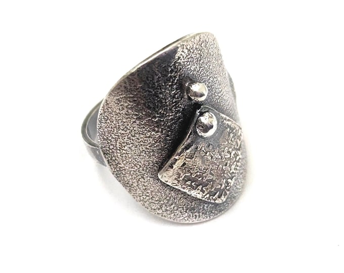 shield ring, brutalist style ring, fired distressed ring, blackened silver, silver and gold, modern, gothic look, warrior, punk look, size Q