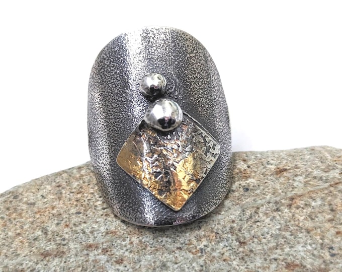 shield ring, brutalist style ring, fired distressed ring, blackened silver, silver and gold, modern, gothic look, warrior, punk look, size M