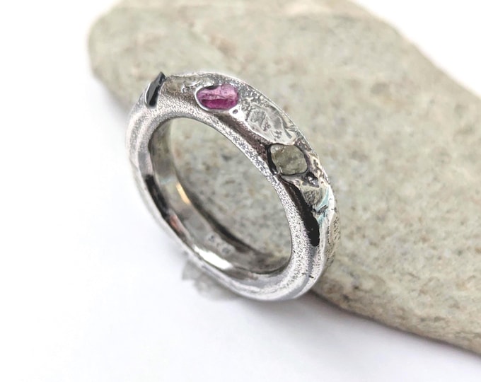 raw sapphire ring, sandcast silver ring, multicoloured gemstones, brutalist ring, engagement band, rustic anniversary, unisex style, size Q