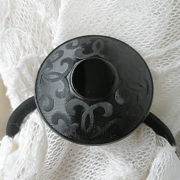 Haargummi mit großem schwarzen 50er Jahre Glasknopf 31 mm Arabeskemuster Neugablonz