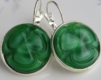 Pendientes de trébol verde de los años 50, botón de cristal vintage, cabujón de cristal, joyería para la oreja, artesanía reciclada, edición limitada