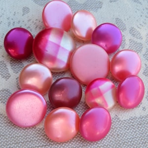 14 antique waxed glass knobs, collector's items, 13.5 mm - 18 mm, silky smooth surfaces in various shades of red, some with geometric designs.