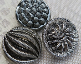 3 botones grandes de cristal vintage color plata, de 26 mm, botones antiguos de coleccionista, cada uno con una superficie distintiva, sin usar.