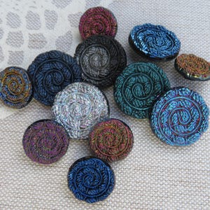 12 irisierend vintage Glasknöpfe 18mm und 14mm Schneckendesign alte Sammlerknöpfe unbenutzte Lagerware Neugablonz Kaufbeuren