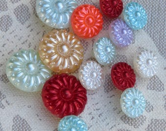 14 botones de vidrio encerado vintage, artículos de colección, de 10 mm a 18 mm, superficies suaves y sedosas en varios colores, forma de flor.