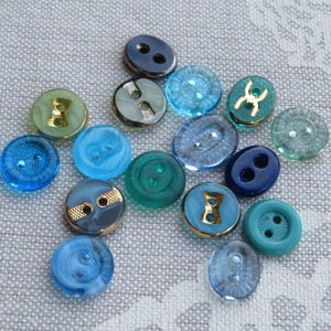 16 Zwei-Loch-Glasknöpfe alle mit verschiedenen Muster in grün/blau alte Sammlerknöpfe Kinderknöpfe unbenutzte Lagerware