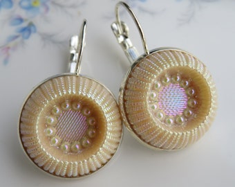 50s cream-colored iridescent flower earrings glass button glass cabochon upcycling handicrafts limited edition