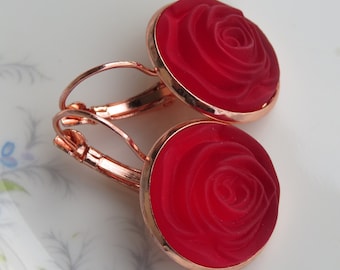 Pendientes de rosa de cristal rojo terciopelo, cabujón de vidrio, reciclaje de botones de vidrio vintage de los años 60.