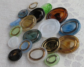 ovale bunte vintage Glasknöpfe  11mm - 18mm alte Sammlerknöpfe ungenutzte Lagerware moonglow Neugablonz Kaufbeuren 60er Jahre