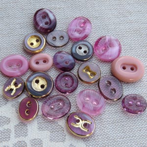 20 botones de cristal de dos agujeros, todos con diferentes diseños en colores rosa/morado, botones antiguos de coleccionista, botones infantiles, existencias sin usar.