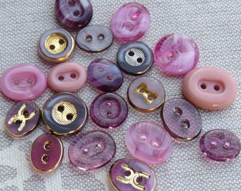 20 botones de cristal de dos agujeros, todos con diferentes diseños en colores rosa/morado, botones antiguos de coleccionista, botones infantiles, existencias sin usar.