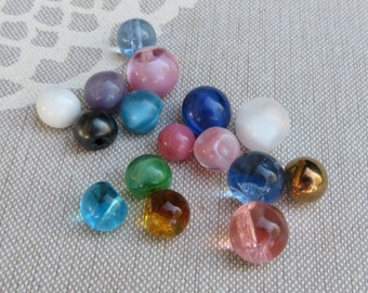 16 boutons boule vintage colorés 7 mm - 12 mm moonglow ou satin Neugablonz 60s article de stock inutilisé