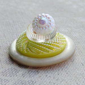 Prachtknopf aus Glasknöpfen Perlmuttknöpfen verschiedene Weiß-Gelbtöne natürliche Materialien Brosche Jackenverschluß Schmuck Zierknopf