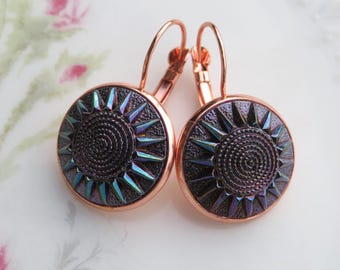 Pendientes de sol iridiscente rojo oscuro de los años 50 con botón de vidrio vintage, cabujón de vidrio, reciclado artesanal, edición limitada.