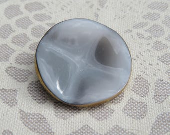 ¡¡¡32 mm!!!! Botón solitario grande de cristal vintage gris con borde dorado, botón antiguo de coleccionista, década de 1960, Neugablonz, stock sin usar.