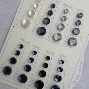 32 alte Glasknöpfe der 50er Jahre auf original Knopfkarte 11mm und 22mm vintage Sammlerknöpfe Neugablonz unbenutzte Ware