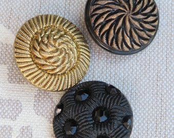 Large patterned vintage glass buttons, 22 mm, old collector's buttons in black/gold, Neugablonz, Germany, unused stock.