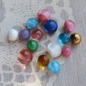 15 bottoni a sfera vintage colorati, da 7 mm a 12 mm, finitura moonglow o satinata, Neugablonz, anni '60, stock inutilizzato.