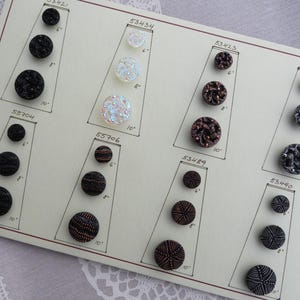 24 alte Glasknöpfe der 50er Jahre auf original Knopfkarte 13,5mm und 22mm vintage Sammlerknöpfe Neugablonz unbenutzte Ware