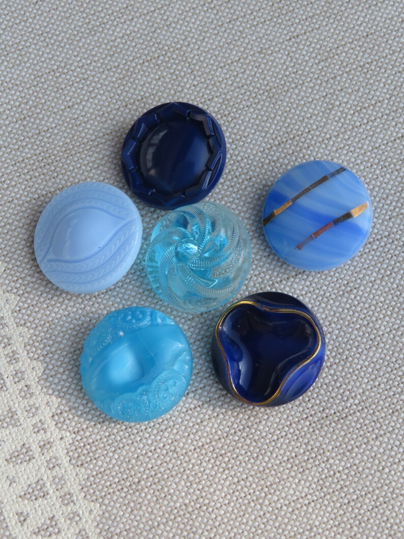 blaue vintage Glasknöpfe 18mm mit Muster alte Sammlerknöpfe Trachtenknöpfe unbenutzte Lagerware Neugablonz Kaufbeuren Bild 5