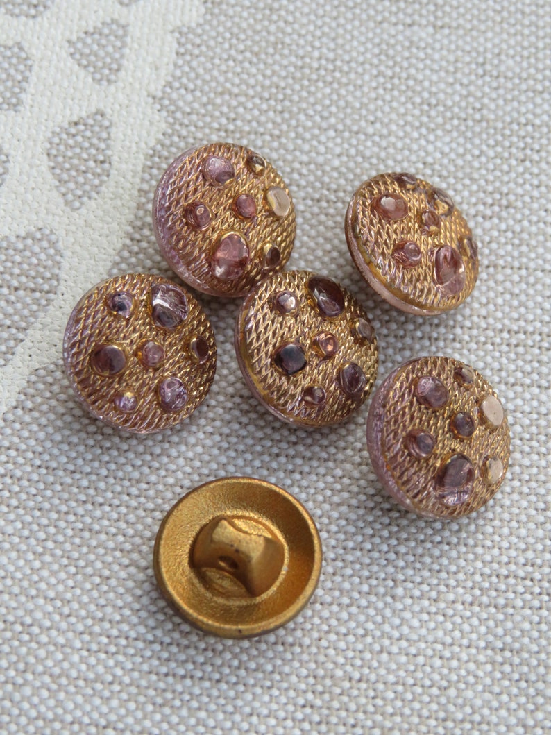 Goldfarben beschichtete Glasknöpfe 13,5mm mit leuchtend rosa/flieder Glaspunkten elegant 60er Jahre alte Sammlerknöpfe Neugablonz Bild 3