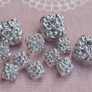 11 qudratische 5mm x 5mm bis 12mm x 12mm silberfarben beschichtete vintage Glasknöpfe Sammlerknöpfe 60er Neugablonz unbenutzte Lagerware