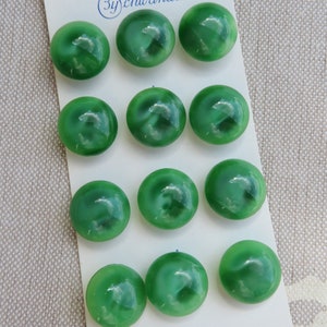 Scheda pulsanti Pulsanti di Schwanda con 12 pulsanti in vetro verde moonglow 13,5 mm Germania occidentale vintage anni '60