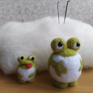 Frog Figurine, Felted Toad, Frog Mom and Baby, Set of two frogs, Wool toad, Needle felted frog, Wool toad, Handmade frog,  Miniature toad