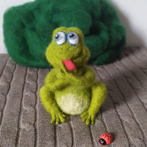 Frog figurine, Toad realistic, Needle felted frog, Felted animals, Green frog,Toad figurine,Handmade frog, Frog and mosquito, Handmade toad