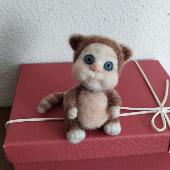 ニードルフェルト製グレーの猫の置物、手作りのウールの子猫、フェルト