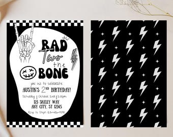 Puede incluir: Invitación de cumpleaños en blanco y negro con una mano de esqueleto, las palabras "Bad Two the Bone" y detalles del evento. La invitación tiene un borde a cuadros y un reverso a juego con un patrón de relámpagos.