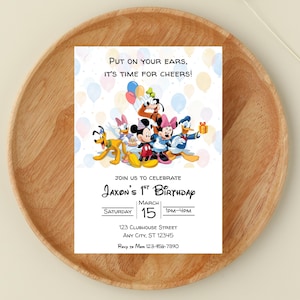 Może przedstawiać: Białe zaproszenie z tekstem "Put on your ears, it's time for cheers!" i "Join us to celebrate Jaxon's 1st Birthday". Zawiera postacie z kreskówek i balony. Zawiera datę, godzinę i szczegóły adresu.