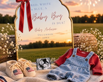 Puede incluir: Una escena de anuncio de bebé con un espejo que muestra "Red, White & Blue, A Baby Boy Is Due!" y el nombre "Baby Andersen". Incluye zapatos de bebé con banderas americanas, una camisa roja, un peto vaquero y una ecografía.