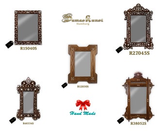 Peut inclure: Cinq cadres photo en bois ornés de sculptures complexes et d'incrustations de nacre. Les cadres sont de tailles et de styles différents, mais ils ont tous une couleur brune similaire. Les cadres sont étiquetés avec les codes produits suivants : R15040S, R27045S, R12030S, R46334S et R38052S. Le texte "Samak Kunst Hamburg" et "Hand Made" est également visible sur l'image.